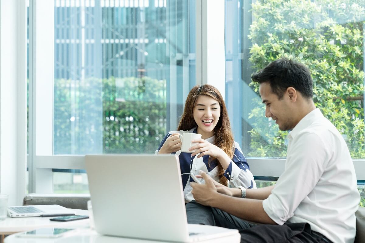 How To Go Into Business With A Friend What To Know About Going Into Business With Friends - Rocket Lawyer