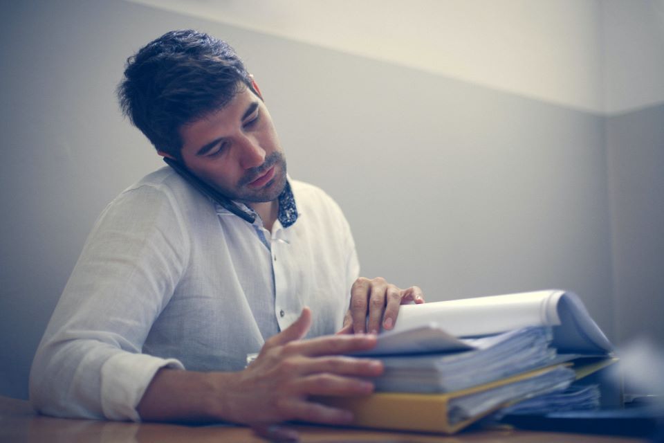 Descubre tus derechos como usuario de telecomunicaciones. Aprende cuándo y cómo terminar un contrato de permanencia, excepciones al desistimiento y cómo actuar ante cambios de tarifa. Conoce tus derechos y evita penalizaciones injustas.