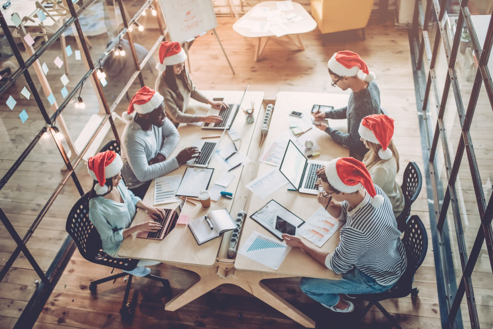¡La Navidad está aquí y con ella vienen las preguntas laborales! En Rocket Lawyer España te aclaramos todo: días festivos, cesta de Navidad y la esperada paga extra. ¿Tendrás que trabajar el 31? ¿Y la cesta navideña? ¿Cuándo llegará la extra? Te lo explicamos todo.