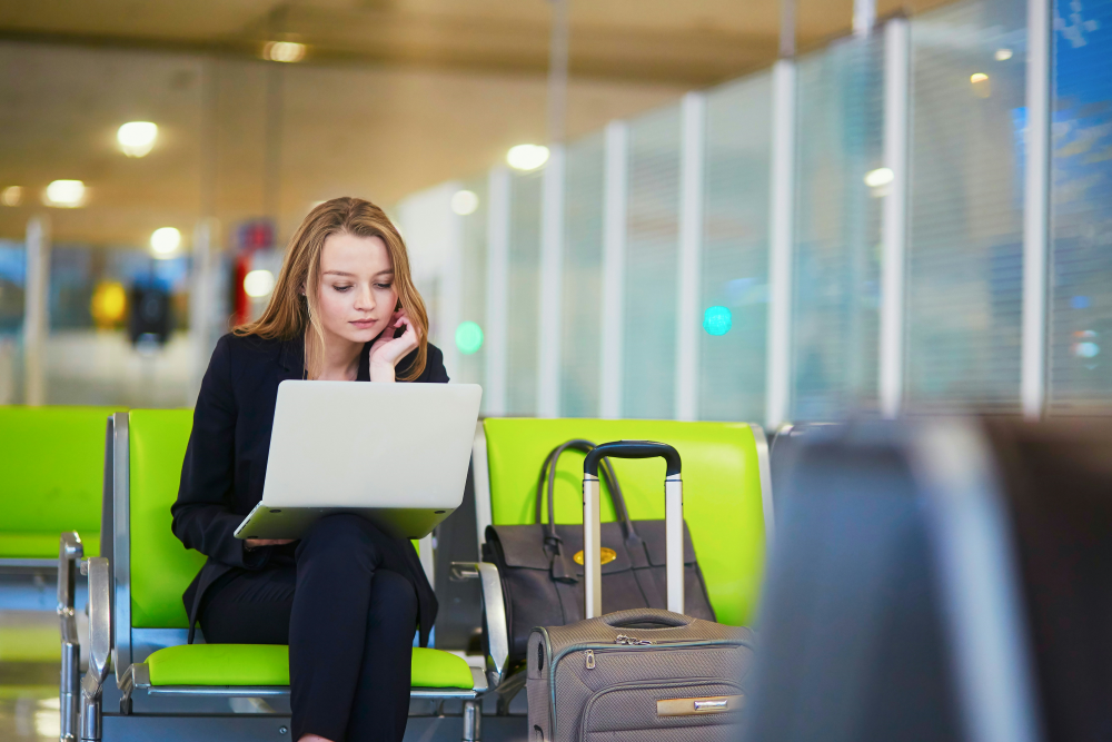 Has llegado a tu destino de vacaciones y ¡oh no! Tus maletas no aparecen. No te preocupes, en Rocket Lawyer España te guiaremos para reclamar a la compañía aérea y obtener una indemnización. ¡Sigue disfrutando del verano sin preocupaciones!